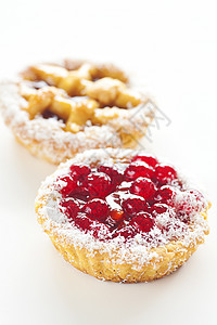 白色背景上有果莓的美丽蛋糕 馅饼 小吃 酸 美食图片