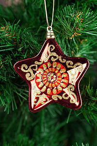 圣诞玩具在圣诞树上 绿色的 喜庆的 红色的 松树 传统 庆祝图片