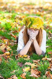 红发年轻女青年 穿成一身满月树叶的花圈 自然图片