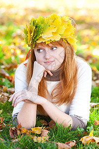 红发年轻女青年 穿成一身满月树叶的花圈 森林图片