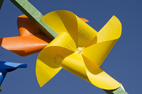 黄黄纸风车玩具背景图片