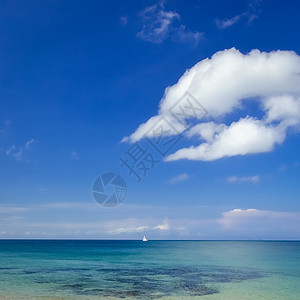 蓝云天空和帆船的海洋景观 放松 夏天 旅行 地平线图片