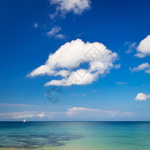 海洋风景 天空多云 帆船很少 天堂 蓝色的图片