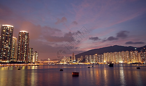 香港夜间和现代建筑的现代化建筑物 美丽 船图片