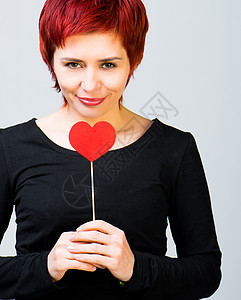 有纸心的女孩 冒充 假期 成年人 女性 爱 红色的背景图片