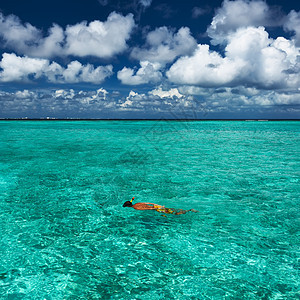男人潜水 平衡 热带 自然 说谎 游泳 休闲的 天空 旅游图片