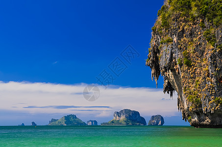 在安达曼海有悬崖和岛屿的海洋海岸景观图片