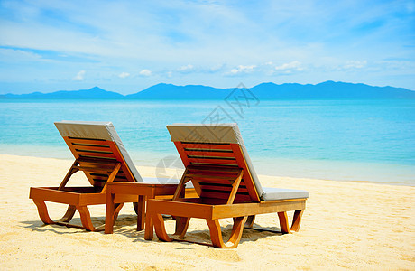 海边沙滩上的椅子 异国情调 床 天空 日落 旅游 岛图片