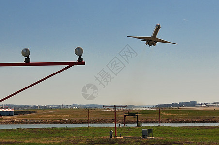 喷气式飞机接近机场 天空 航空 货物 降落 美国 高架图片