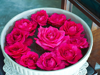 粉红朱拉隆功玫瑰漂浮在陶瓷碗中图片