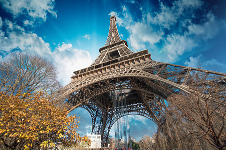 艾菲尔铁塔和巴黎天空的美丽颜色图片