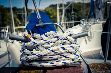 帆船上的多彩绳索 巡航 绞盘 力量 假期 帆船赛 旅行图片