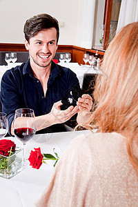 晚餐浪漫约会的一对幸福情侣 奢华 餐厅 晚上 男朋友图片