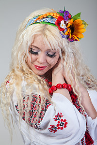 妇女穿乌克兰国服的乌克兰国民服装 快乐 脸图片