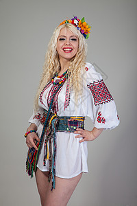妇女穿乌克兰国服的乌克兰国民服装 微笑 可爱的图片