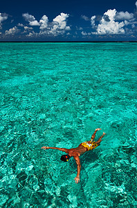 男人潜水 天空 休闲的 自然 云 说谎 热带 马尔代夫 闲暇图片