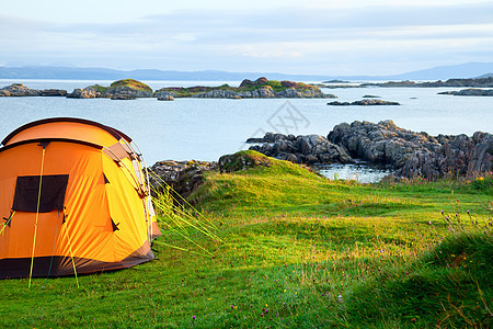 在海岸露营帐篷 支撑 假期 海洋 旅行 庇护所 户外 自然图片