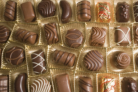 盒装巧克力糖果 吃 坚果 卡路里 情人节 女朋友 甜点图片
