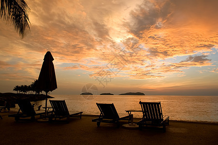 海滩长椅 夏天 桌子 自然 闲暇 风景 休息室 水 太阳图片