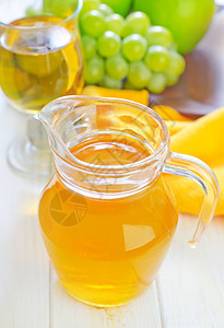 新鲜果汁 投手 摄影 桌子 苹果 柚子 节食 玻璃图片