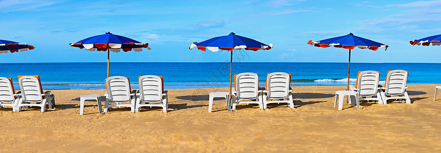 热带海滩上的阳光和雨伞图片