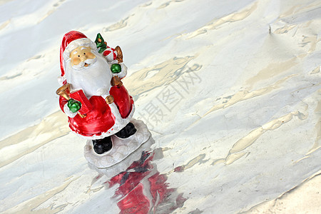 圣诞老人在冰上 帽子 喇叭 绿色的 喜悦 玩具 寒冷的图片