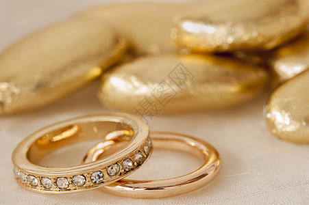 结婚喜好和戒指 礼物盒 热情 金的 已婚 珠宝 花束 圆圈图片