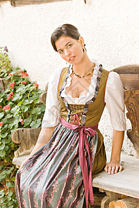 巴伐利亚州女童 胸部 快乐 快乐的 花园 节日 分裂 时髦图片