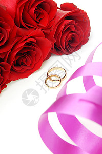带鲜花的假日彩带和结婚戒指图片