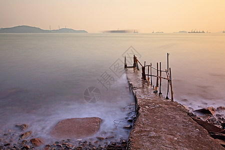 日落时海上喷气 金子 浪漫的 早晨 水 湖 美丽的图片