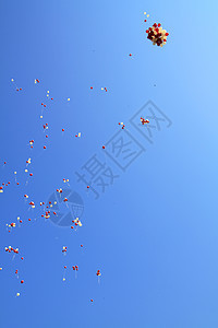 蓝色天空中的空气球 圆形的 玩具 礼物 乐趣 团体背景图片