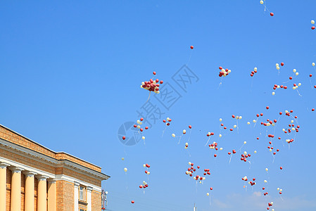 蓝色天空中的空气球 气泡 庆典 圆形的 玩具 房子背景图片