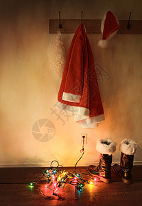穿着圣诞灯光挂在上衣钩上的圣诞服装 传统的 概念上的图片