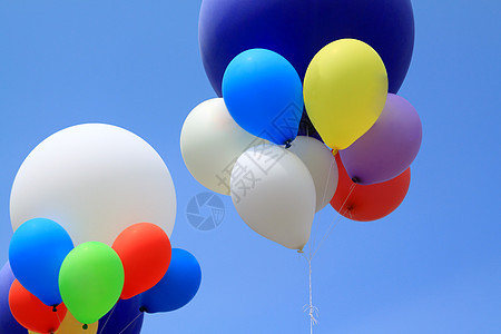 蓝色天空中的空气球 生日 软提示 团体 庆典 假期背景图片