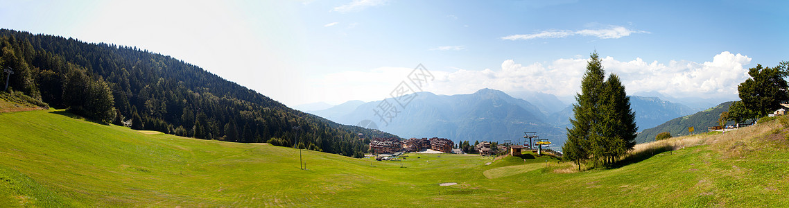 意大利兰巴迪瓦尔卡莫尼察蒙特坎普里昂的全景图片