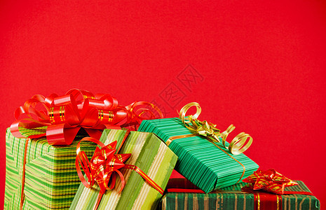 包装盒 在红色背景下配有礼物 闪亮的 庆典 金子图片