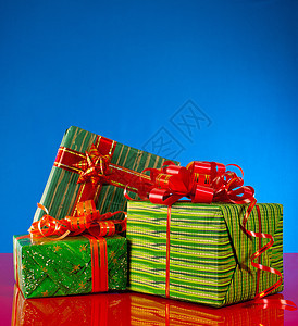 蓝色背景的圣诞礼物 含蓝色背景 丝带 圣诞节背景图片
