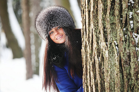 冬季妇女 咧嘴一笑 圣诞节 雪 青年 手 假期 帽子 蓝色的图片