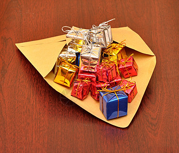 包着木本的彩色礼品盒和信封 丝带 蓝色的 浪漫的 纸图片