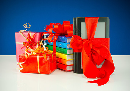 圣诞礼物 蓝背景电子图书阅读器和书读者;图片