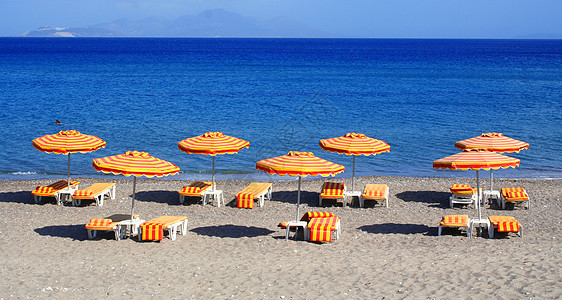希腊 科斯岛 凯法洛斯海滩 棕褐色 躺椅 晴天 海岸线图片