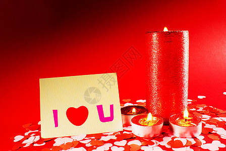圣情人节用四根烧蜡烛向背景问候 温暖的 假期 浪漫的图片