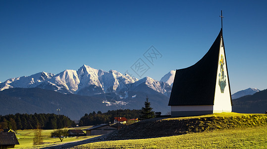 春季阿尔卑斯山风景 夏天 房子 镇 假期 森林 欧洲图片