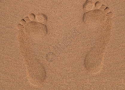海滩沙滩上两个脚印图片