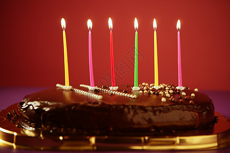 生日多彩 巧克力蛋糕上点着蜡烛 派对 乐趣 火图片