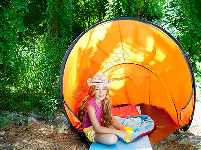在户外森林帐篷内扎营戴帽子的女孩图片