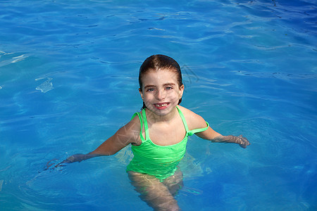 黑褐色泳池 Littke女孩笑着失去前牙 快乐的 童年图片