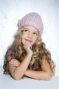 小女孩的微笑手势 冬季粉红帽子肖像 快乐的 桌子图片