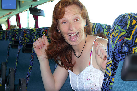 幸福快乐的女游客在室内旅行公共汽车上旅游 车辆 舱图片