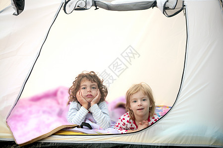 与两个小女孩一起野营帐篷度假图片